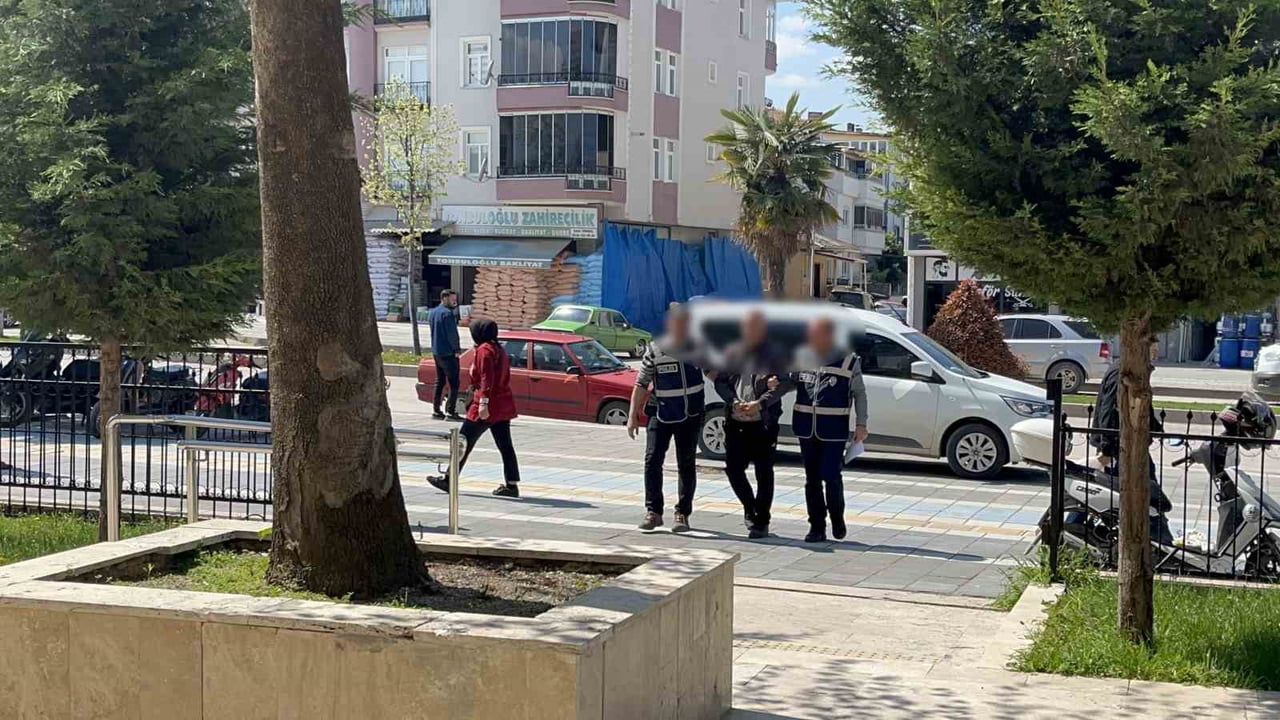 TOKAT’IN ERBAA İLÇESİNDE GÖÇMEN KAÇAKÇILIĞINA YÖNELİK YÜRÜTÜLEN SORUŞTURMA KAPSAMINDA GÖZALTINA...