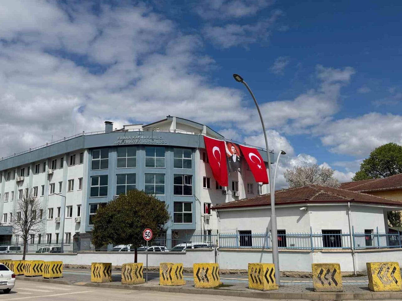 TOKAT’IN ERBAA İLÇESİNDE UYGULAMA NOKTASINDA "DUR" İHTARINA UYMAYARAK KAÇAN ARAÇ POLİS TAKİBİYLE...