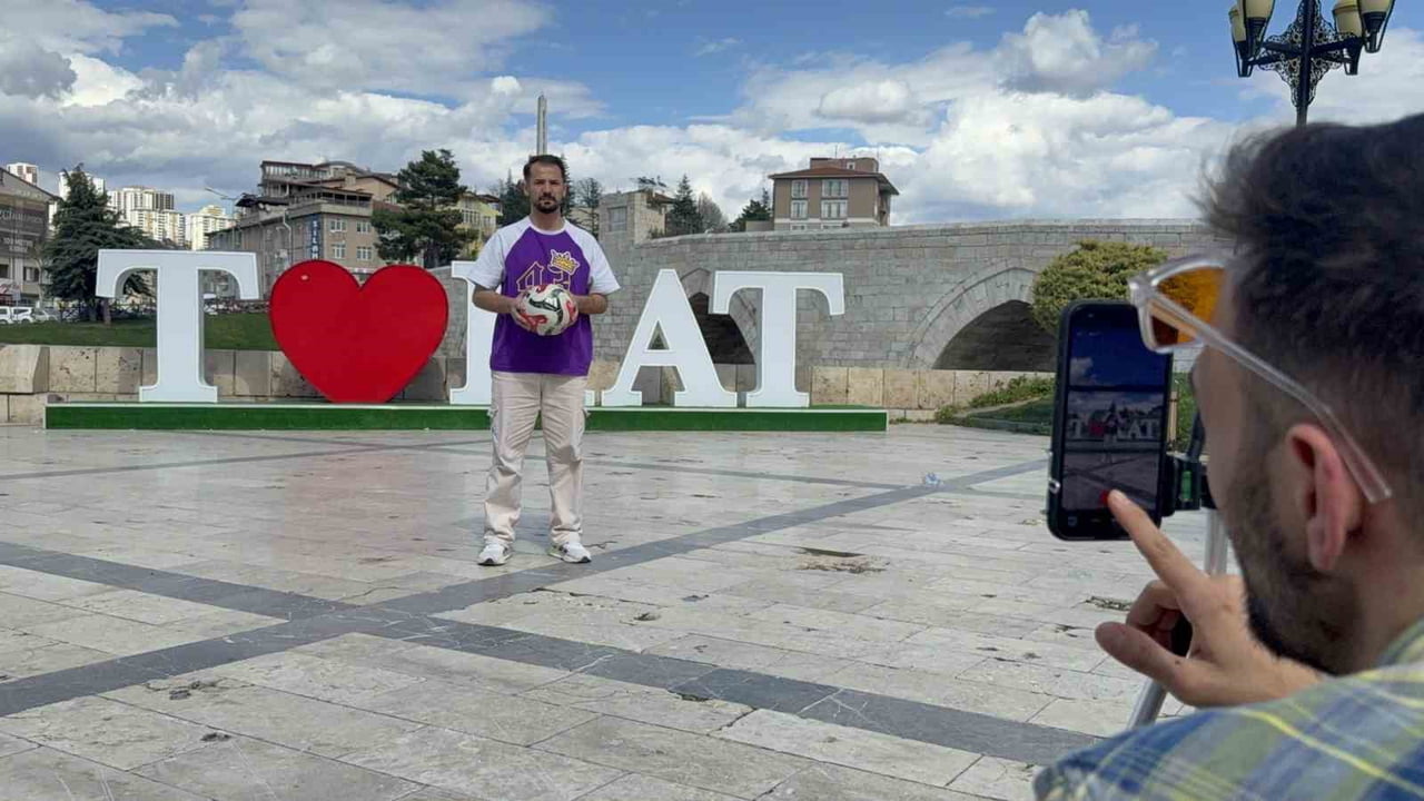 TOKAT’IN NİKSAR İLÇESİNDE YAŞAYAN KÜRŞAT GÜDÜCÜ, FUTBOL TOPUYLA TARİHİ MEKANLARDA YAPTIĞI...