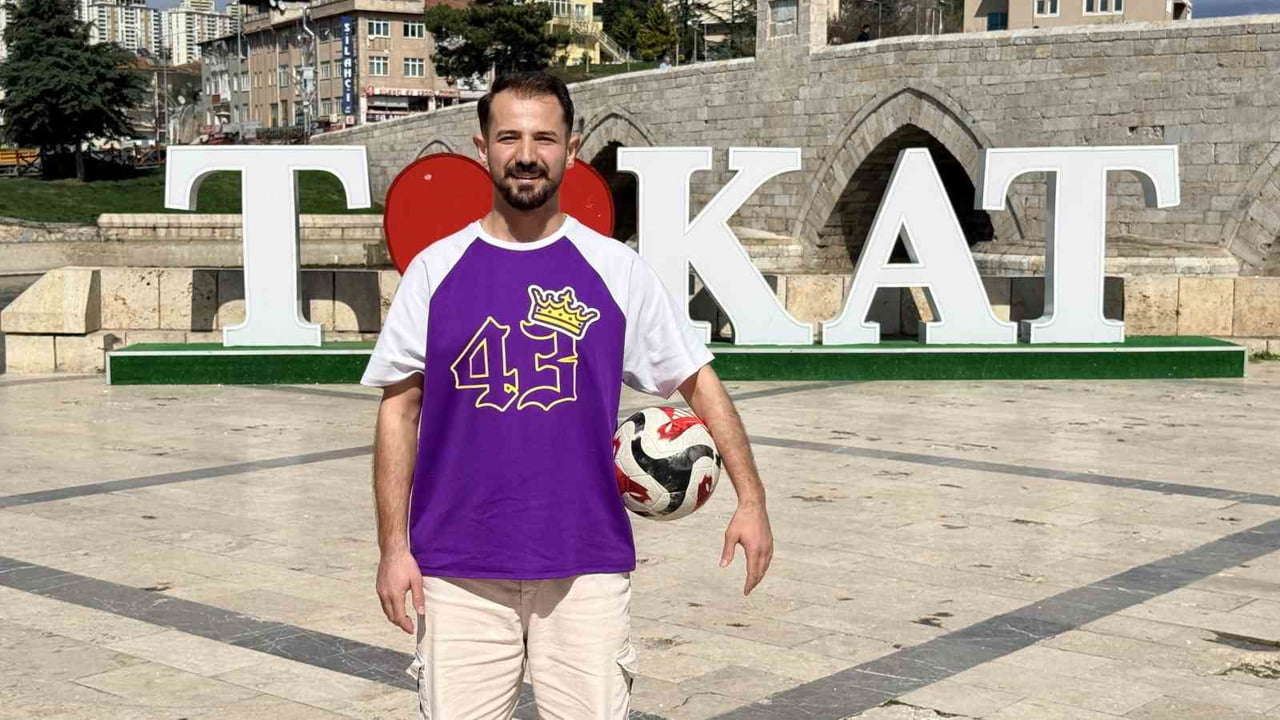 TOKAT’IN NİKSAR İLÇESİNDE YAŞAYAN KÜRŞAT GÜDÜCÜ, FUTBOL TOPUYLA TARİHİ MEKANLARDA YAPTIĞI...