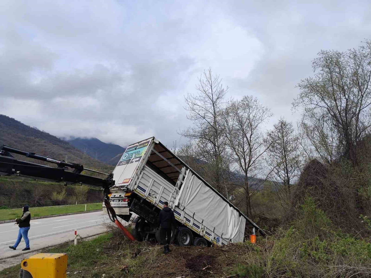 TOKAT’IN REŞADİYE İLÇESİNDE MEYDANA GELEN TRAFİK KAZASINDA 3 KİŞİ YARALANDI, 6 BÜYÜKBAŞ HAYVAN...