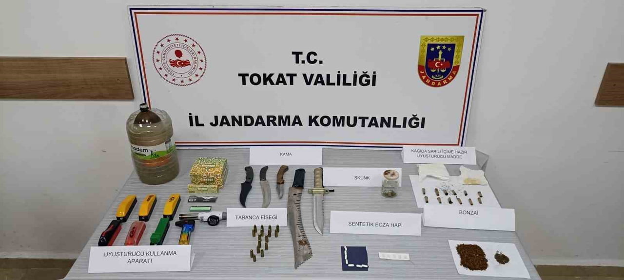 TOKAT’IN ZİLE İLÇESİNDE JANDARMA EKİPLERİNCE DÜZENLENEN UYUŞTURUCU OPERASYONUNDA 4 ŞÜPHELİ...