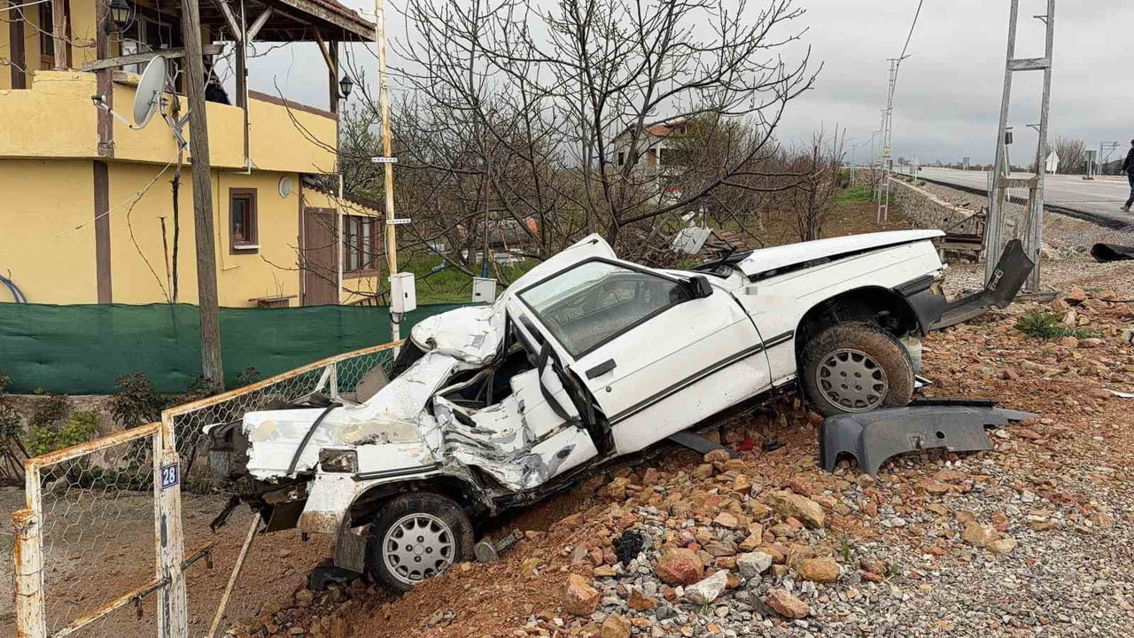 TOKAT’IN ZİLE İLÇESİNDE MEYDANA GELEN TRAFİK KAZASINDA İKİ KİŞİ YARALANDI.