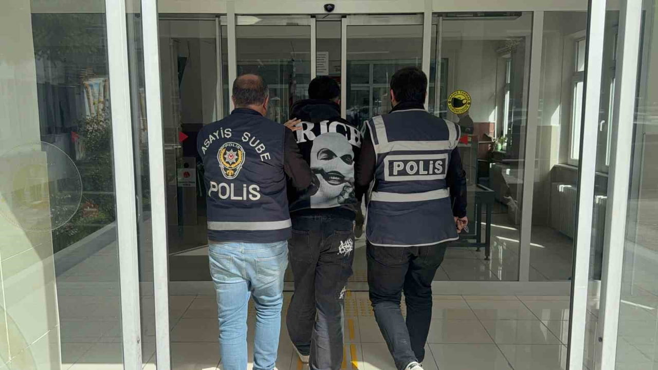 TOKAT’TA BİR APARTMANDAN AYAKKABI ÇALAN HIRSIZ TUTUKLANARAK CEZAEVİNE GÖNDERİLDİ.