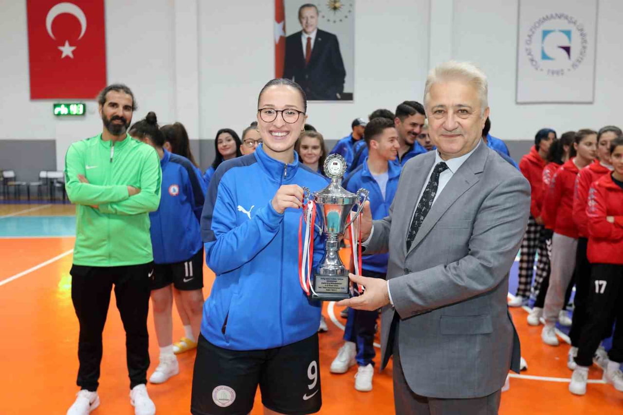 TOKAT’TA DÜZENLENEN ÜNİLİG SALON FUTBOLU GRUP MÜSABAKALARI FARKLI ÜNİVERSİTELERDEN TAKIMLARIN...