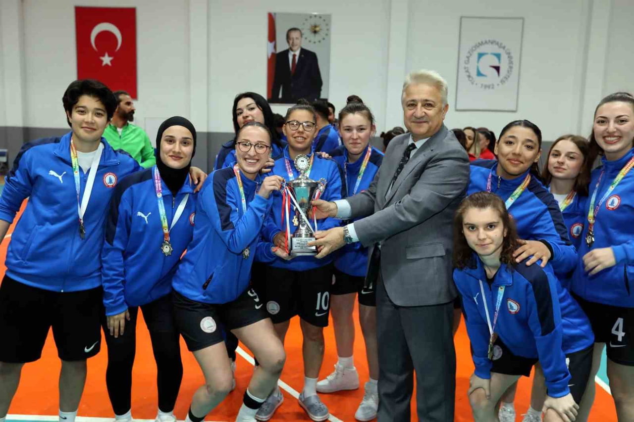 TOKAT’TA DÜZENLENEN ÜNİLİG SALON FUTBOLU GRUP MÜSABAKALARI FARKLI ÜNİVERSİTELERDEN TAKIMLARIN...