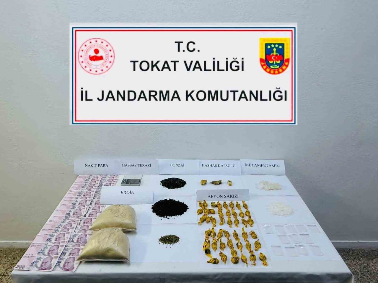 TOKAT’TA JANDARMA EKİPLERİNİN YÜRÜTTÜĞÜ OPERASYONUNDA ÇOK SAYIDA UYUŞTURUCU MADDE ELE...