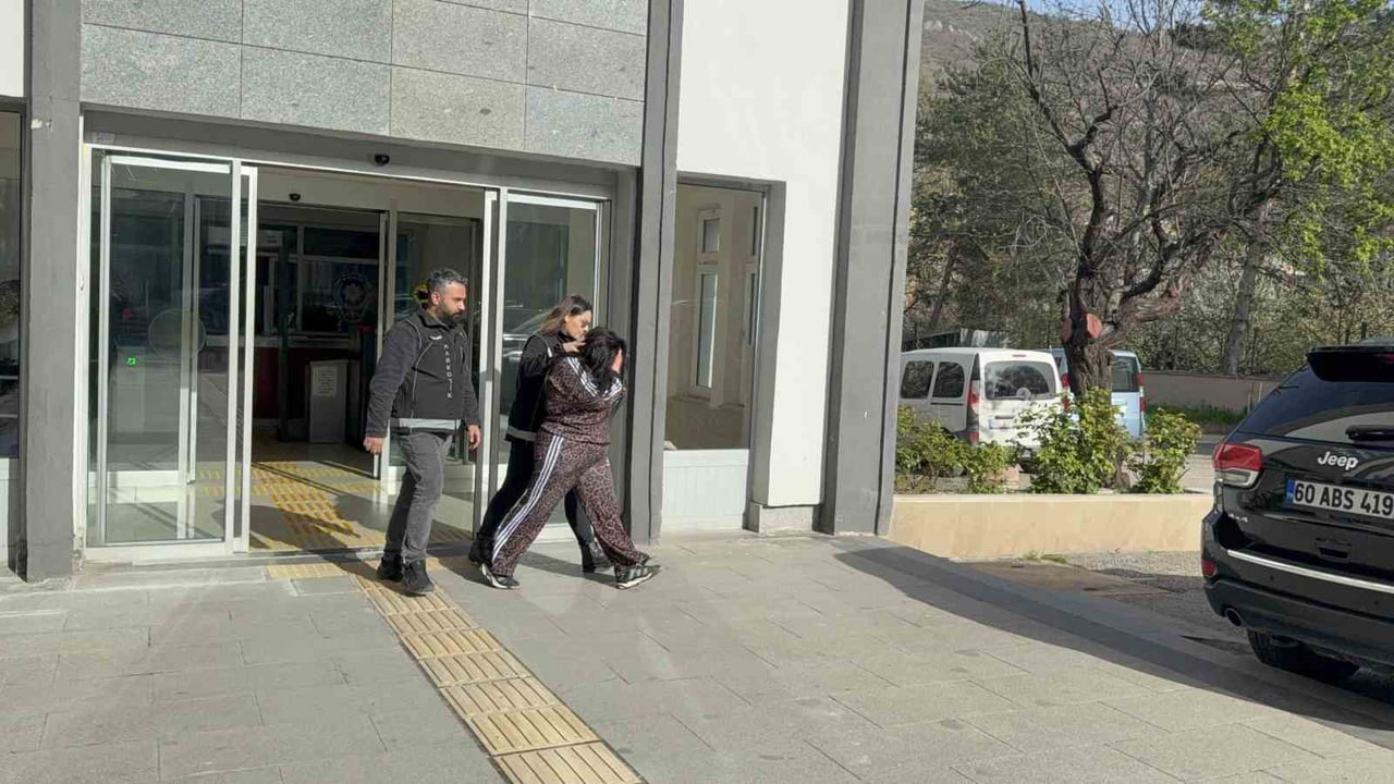 TOKAT’TA NARKOTİK EKİPLERİNCE DÜZENLENEN UYUŞTURUCU OPERASYONUNDA 1 ŞÜPHELİ TUTUKLANIRKEN, 1...