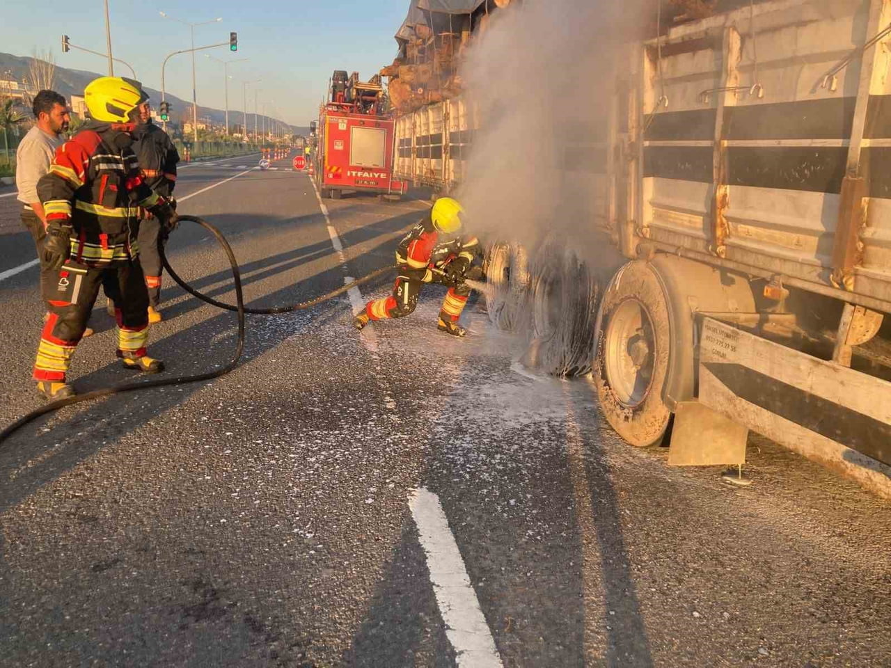 TOMRUK YÜKLÜ BİR TIRIN DORSESİNDE ÇIKAN YANGIN, İTFAİYE EKİPLERİNİN MÜDAHALESİYLE SÖNDÜRÜLDÜ....
