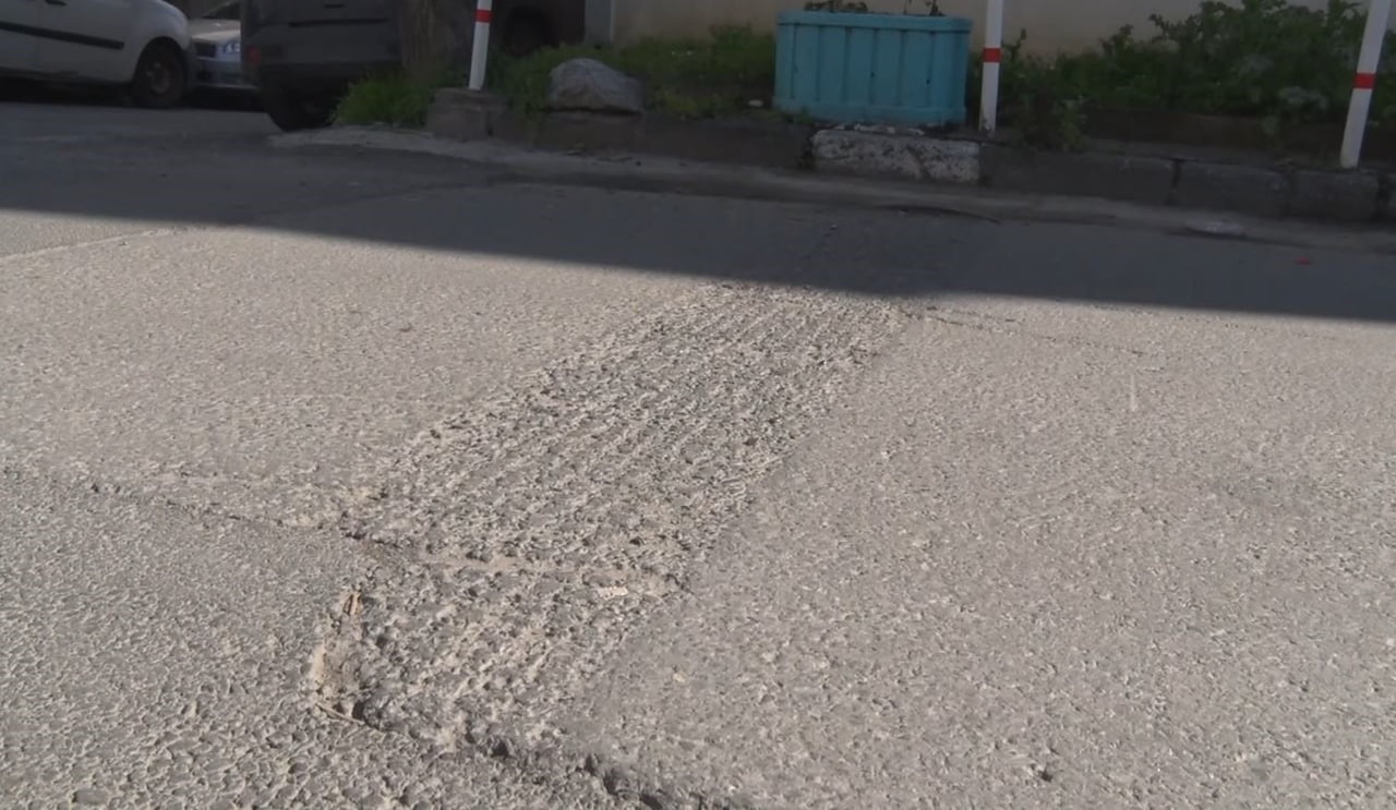 TOPÇU ÇEŞMESİ SOKAK'TA BULUNAN HIZ KESİCİ KASİS, KAZI ÇALIŞMASI NEDENİYLE KALDIRILDI.