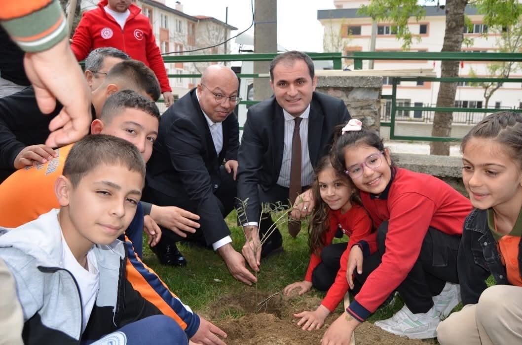 TOPLANTI SONRASI SPOR SALONU BAHÇESİNE ÇOCUKLARLA BİRLİKTE FİDAN DİKİLDİ.