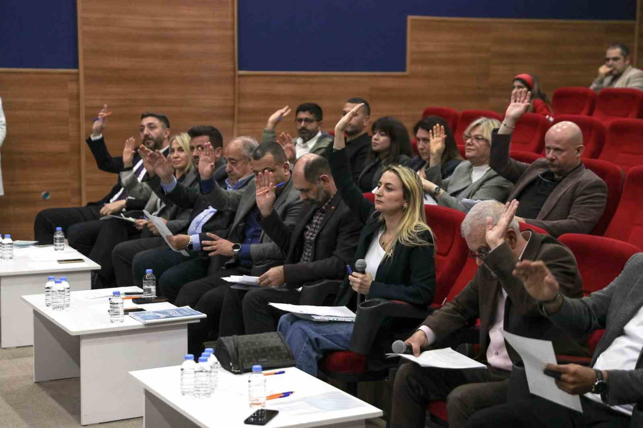 TOPLANTIDA YENİ KOMİSYON ÜYELERİ BELİRLENİRKEN, BELEDİYENİN DENETİM KOMİSYONU RAPORU DA MECLİS...