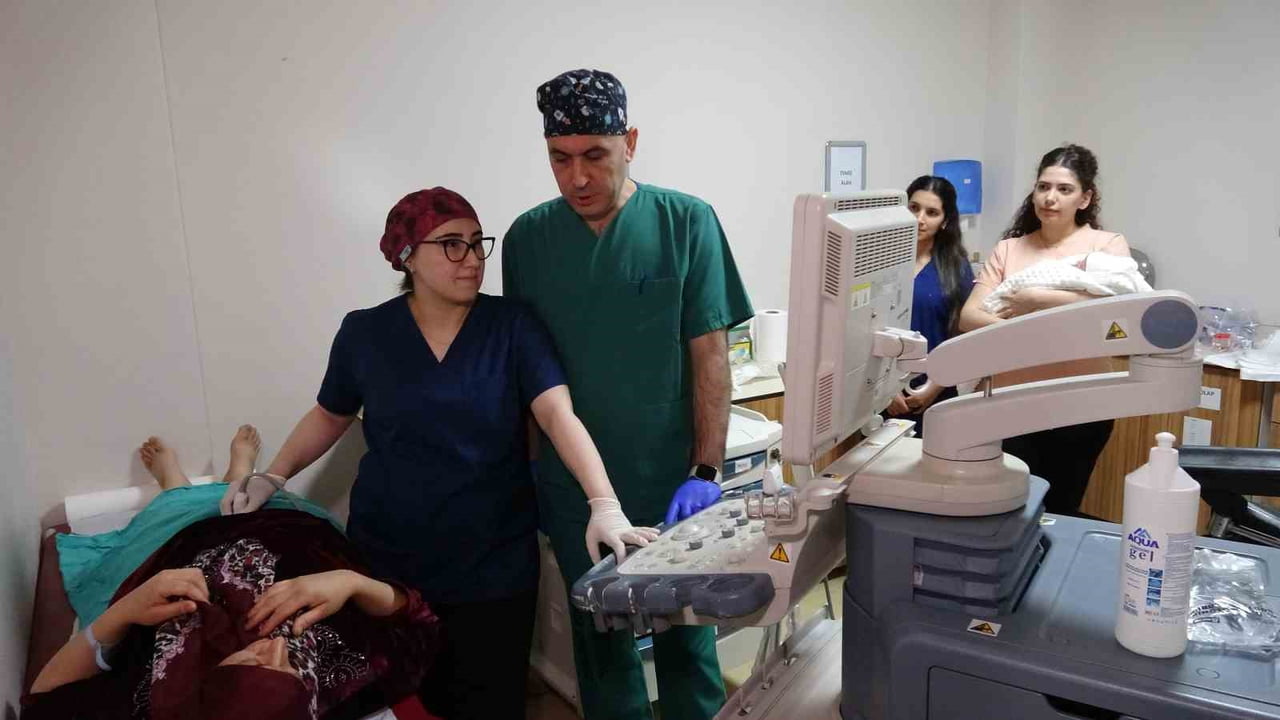 TRABZON'DA ASİSTANKEN TANIŞIP HAYATLARINI BİRLEŞTİREN VE 2 YIL ÖNCE İSLAHİYE DEVLET HASTANESİ'NDE...