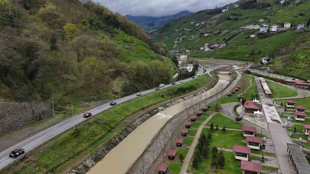 TRABZON'DA DÜZENLENEN TÜRKİYE OFF-ROAD ŞAMPİYONASI'NIN İLK AYAĞI AKÇAABAT'TA START ALDI. 9 İLDEN...