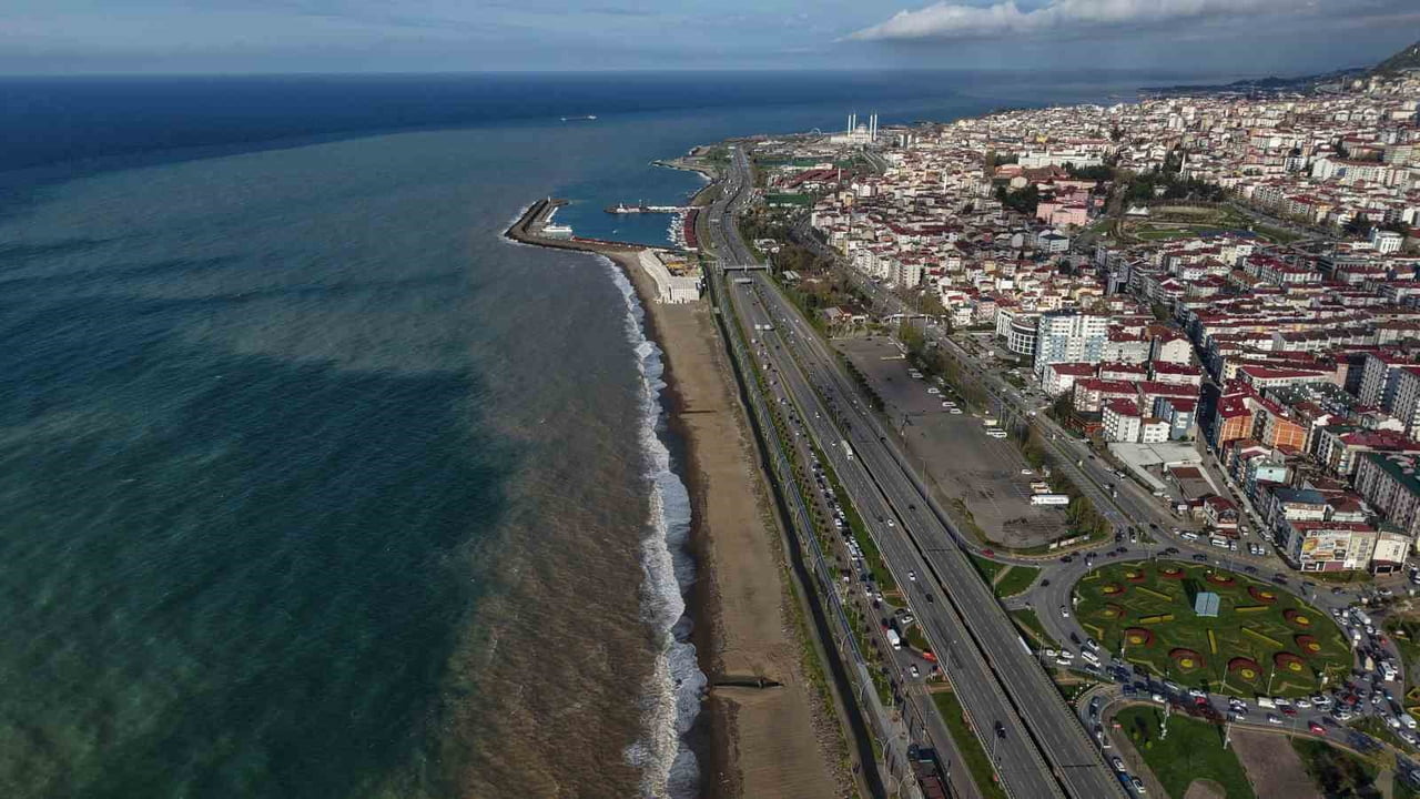 TRABZON'DA ETKİLİ OLAN YAĞIŞLARIN ARDINDAN SAHİL KESİMİNDE DENİZ SUYUNUN RENGİ SARIYA DÖNDÜ....