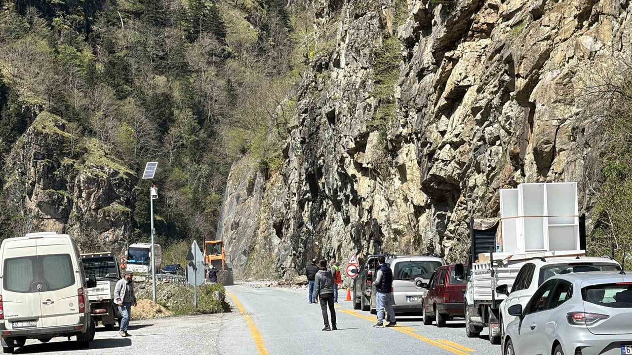 TRABZON'UN ÇAYKARA İLÇESİNİ TURİZM MERKEZİ UZUNGÖL'E BAĞLAYAN KARA YOLUNDA KARAÇAM YOL AYRIMINDA...