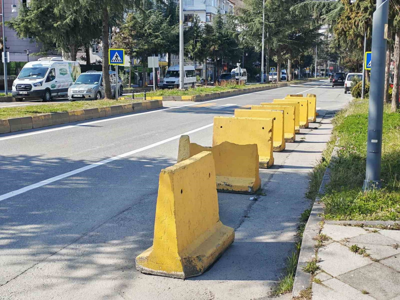 TRABZON CADDESİ ÜZERİNDEKİ ASKERLİK ŞUBESİ ÖNÜNE 15 TEMMUZ 2016 DARBE GİRİŞİMİ GECESİ KONULAN...