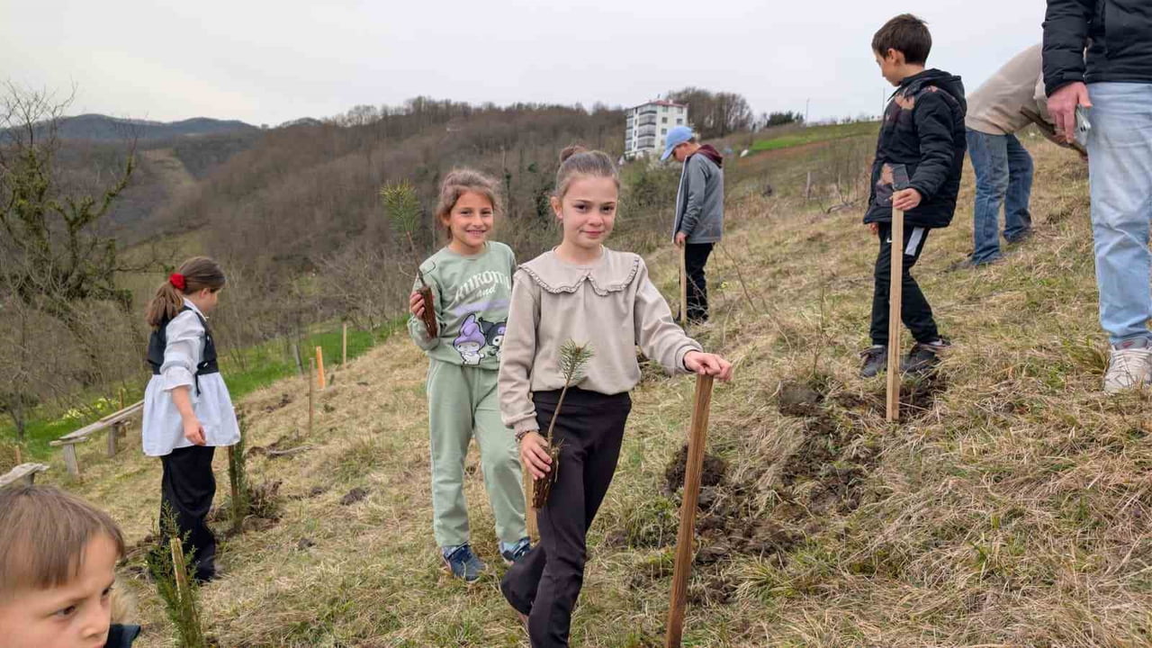 TRABZON’UN AKÇAABAT İLÇESİNDE YER ALAN MEŞELİ İLKOKULU VE ORTAOKULU ÖĞRENCİLERİ, ANLAMLI BİR...