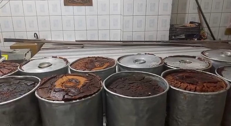 TRABZON’UN ARAKLI İLÇESİNDE YAKLAŞIK 15 SAAT SÜREN PİŞİRME SÜRECİYLE HAZIRLANAN "TENEKEDE MISIR...