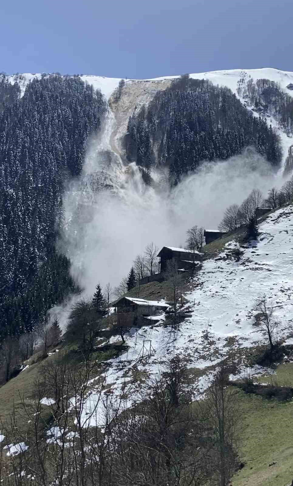 TRABZON’UN ÇAYKARA İLÇESİNE BAĞLI KARAÇAM MAHALLESİ SEYRANTEPE MEVKİİNDE BUGÜN MEYDANA GELEN ÇIĞ...