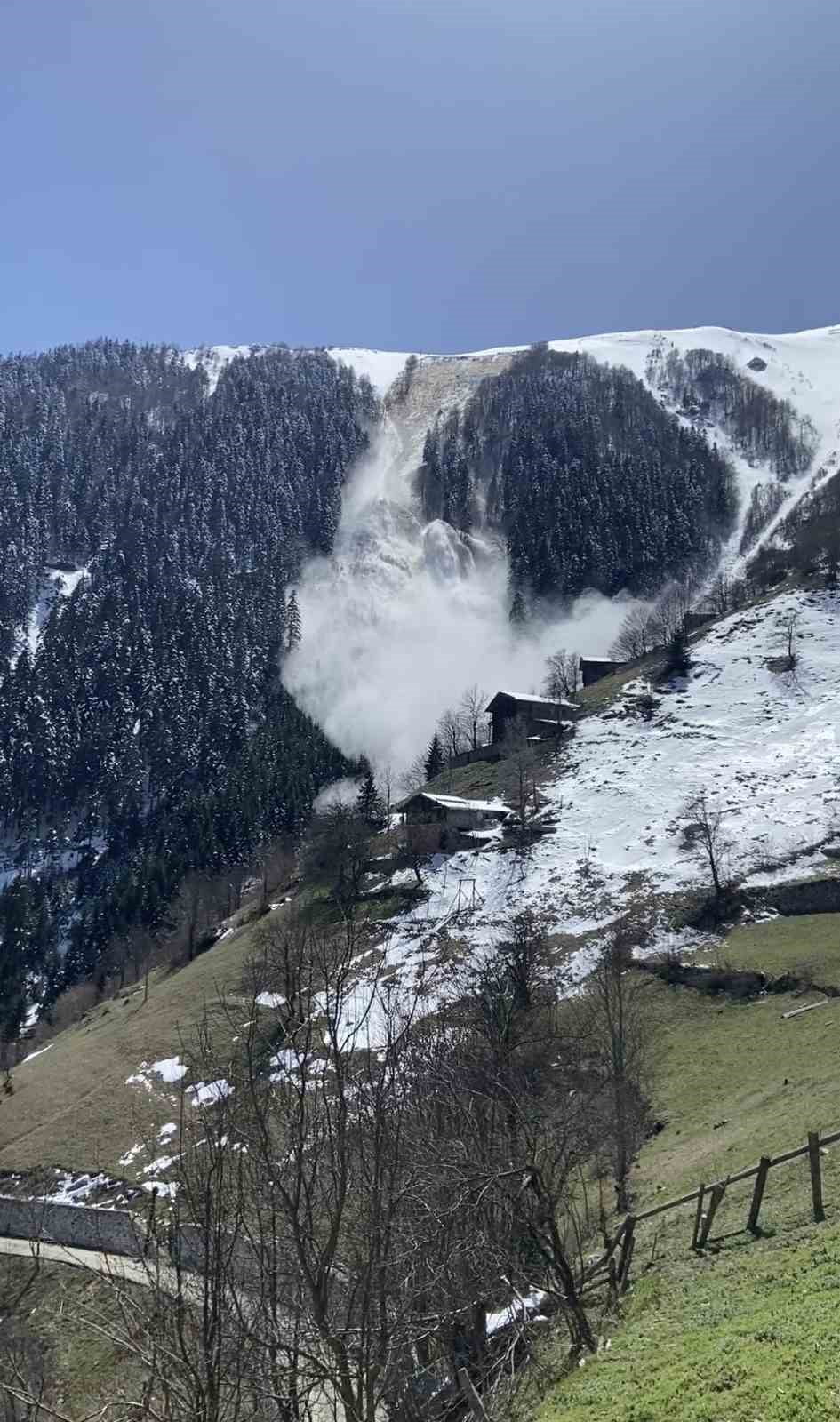 TRABZON’UN ÇAYKARA İLÇESİNE BAĞLI KARAÇAM MAHALLESİ SEYRANTEPE MEVKİİNDE BUGÜN MEYDANA GELEN ÇIĞ...