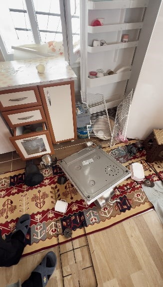 TRABZON’UN HAYRAT İLÇESİNDE BİR EVE GİREN AYI, İÇERİDE MADDİ HASARA YOL AÇTI. AYININ ARDINDAN İZ...