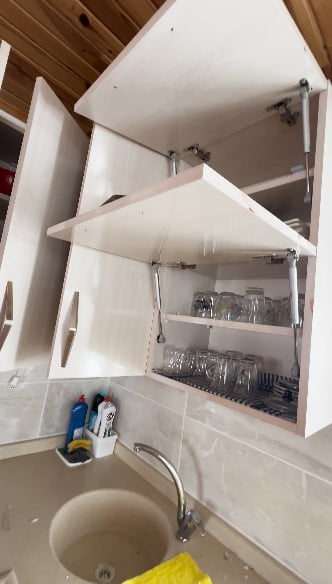 TRABZON’UN HAYRAT İLÇESİNDE BİR EVE GİREN AYI, İÇERİDE MADDİ HASARA YOL AÇTI. AYININ ARDINDAN İZ...