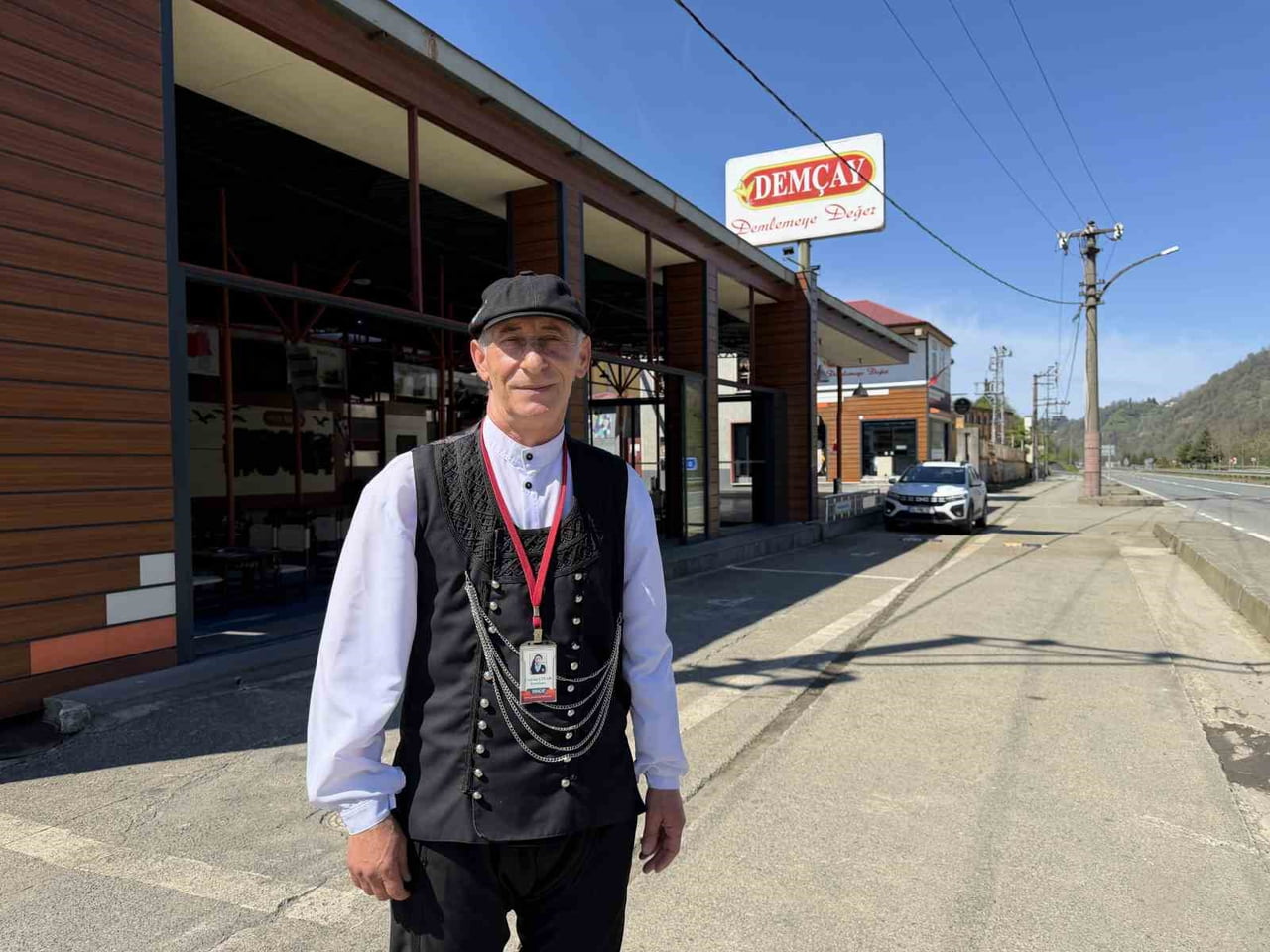 TRABZON’UN OF İLÇESİNDE BİR ÇAY FABRİKASI TESİSİNDE ÇALIŞAN COŞKUN ÇINAR (60), TESİSE GELEN TUR...