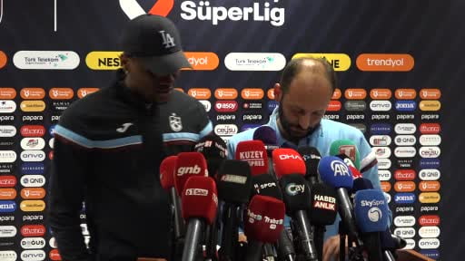 Trabzonsporlu oyuncu Chibuike Nwaiwu, Galatasaray karşılaşmasının ardından, taraftarlara...