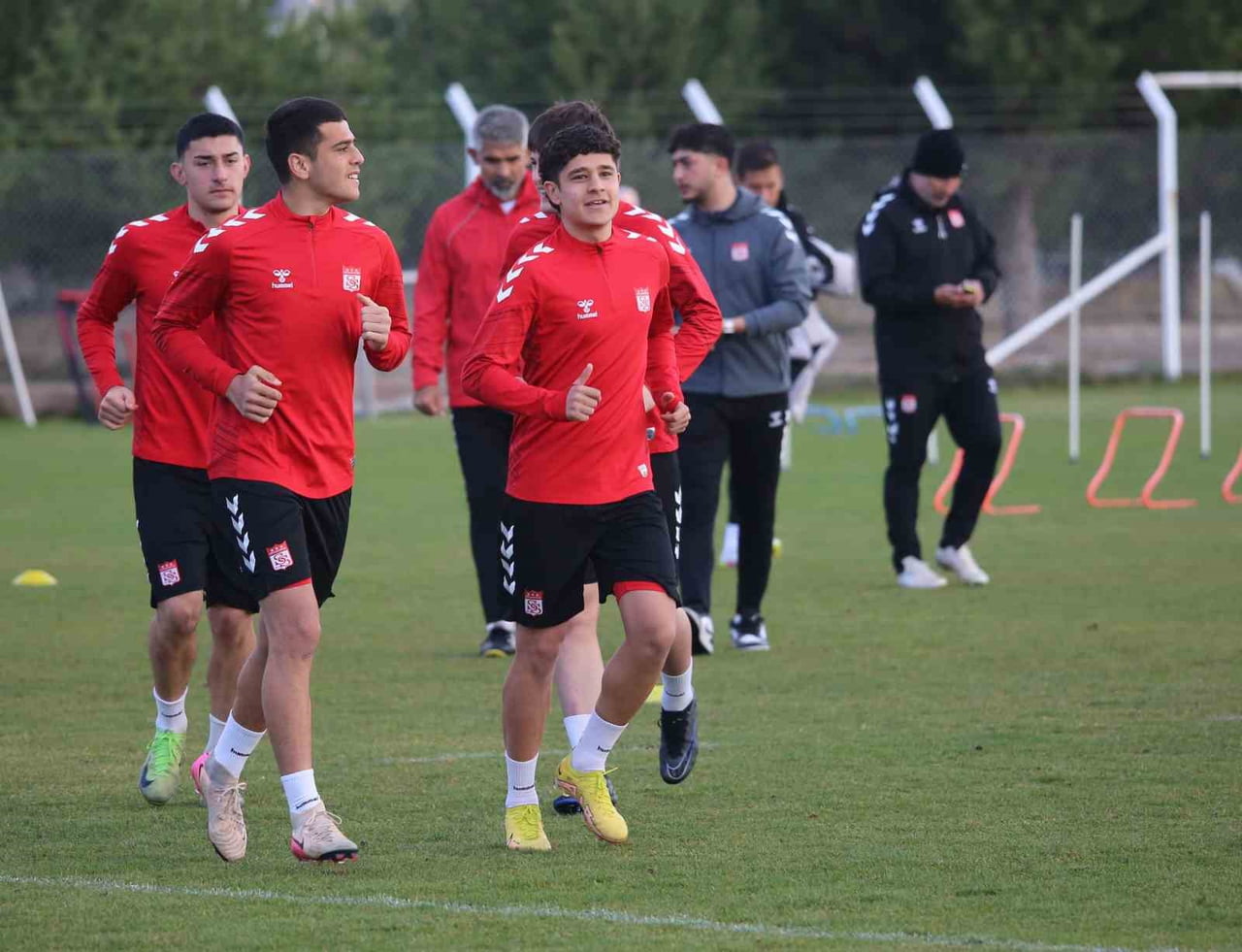 TRENDYOL 1. LİG'İN 33. HAFTASINDA SAHASINDA ESENLER EROKSPOR İLE KARŞILAŞACAK OLAN ÖZBELSAN...