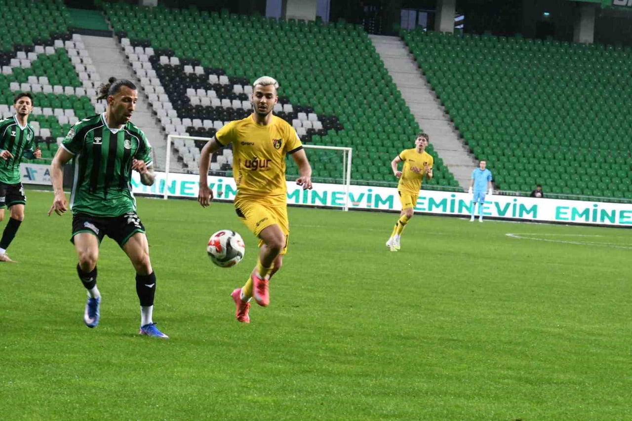 TRENDYOL 1. LİG'İN 33. HAFTASINDA SAKARYASPOR, KONUK ETTİĞİ İSTANBULSPOR İLE 2-2 BERABERE...