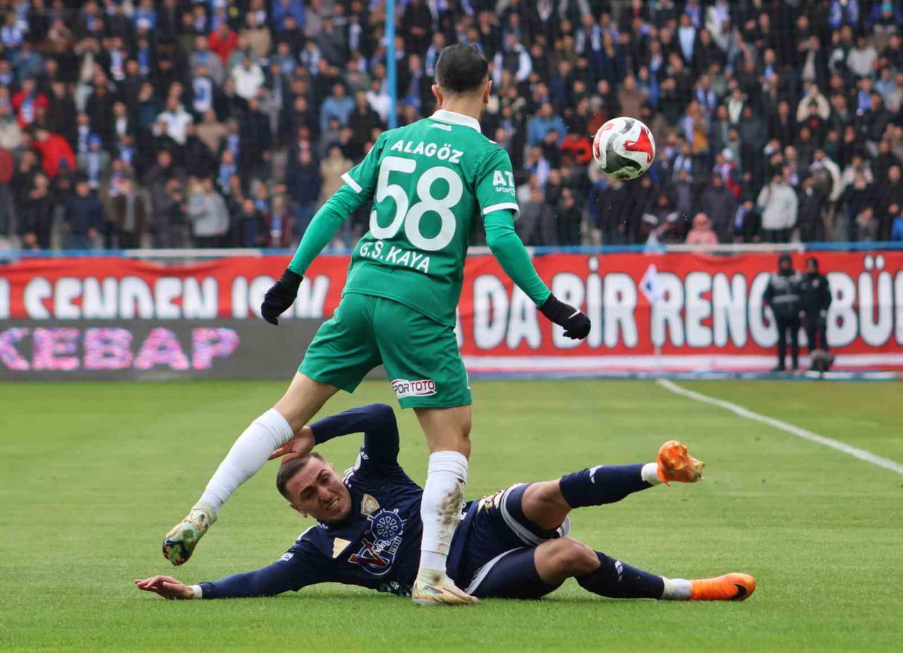 TRENDYOL 1. LİG 2025-2026 SEZONUNUN 33. HAFTA KARŞILAŞMASINDA ERZURUMSPOR KENDİ SAHA VE SEYİRCİSİ...