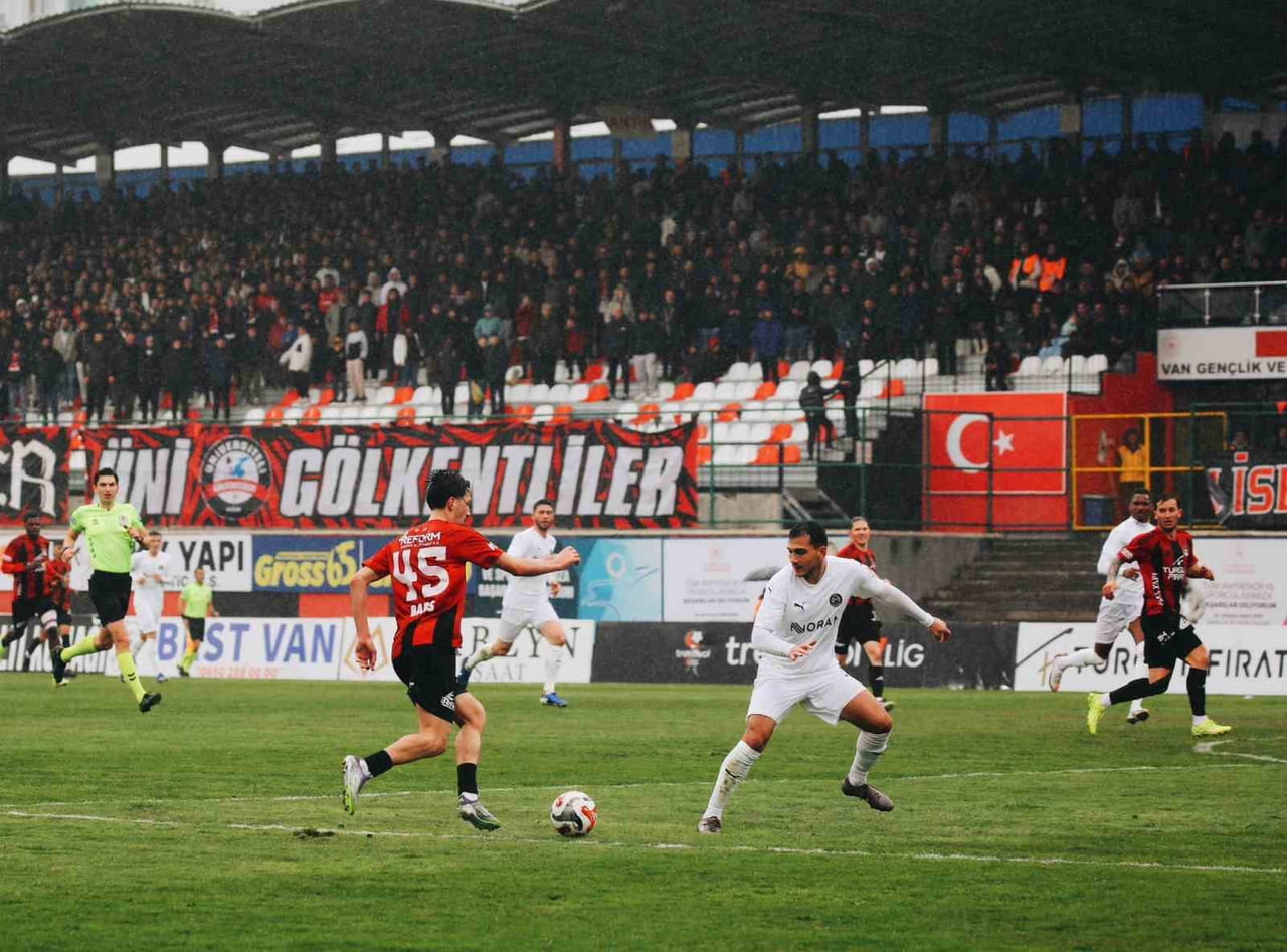 TRENDYOL 1. LİG 35. HAFTA MAÇINDA VANSPOR FK, EVİNDE MANİSA FUTBOL KULÜBÜ'NE 1-0 MAĞLUP OLDU.