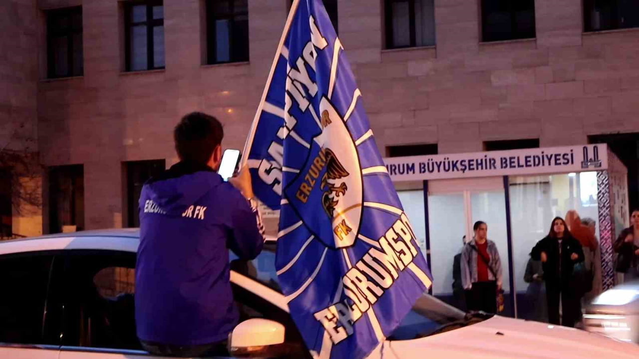 TRENDYOL 1. LİG’DE ŞAMPİYONLUK YOLUNDA DEV BİR ADIM ATAN ERZURUMSPOR FK’DA CADDELERDE BAYRAM...