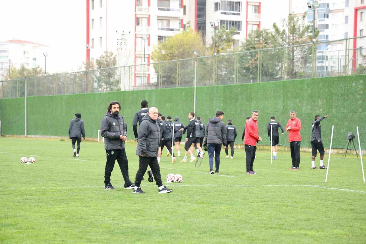 TRENDYOL 1. LİG EKİPLERİNDEN AMED SPORTİF FAALİYETLER, SÜPER LİG HEDEFİYLE ÇALIŞMALARINI...