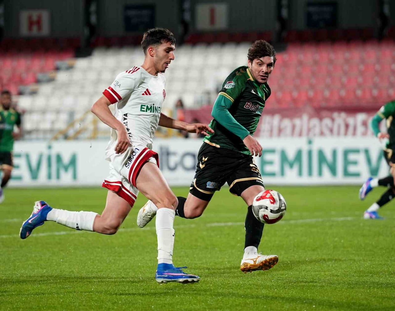 TRENDYOL 1. LİG’İN 34. HAFTASINDA ÜMRANİYESPOR, EVİNDE KARŞILAŞTIĞI SAKARYASPOR'U 2-0 MAĞLUP...