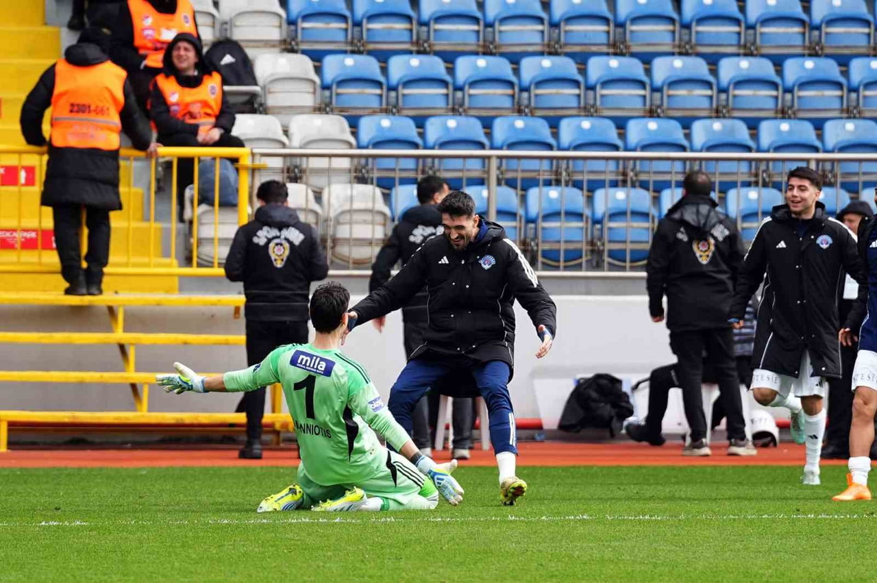 TRENDYOL SÜPER LİG'İN 28. HAFTASINDA KASIMPAŞA, SAHASINDA KARŞILAŞTIĞI KAYSERİSPOR'U 2-0 MAĞLUP...