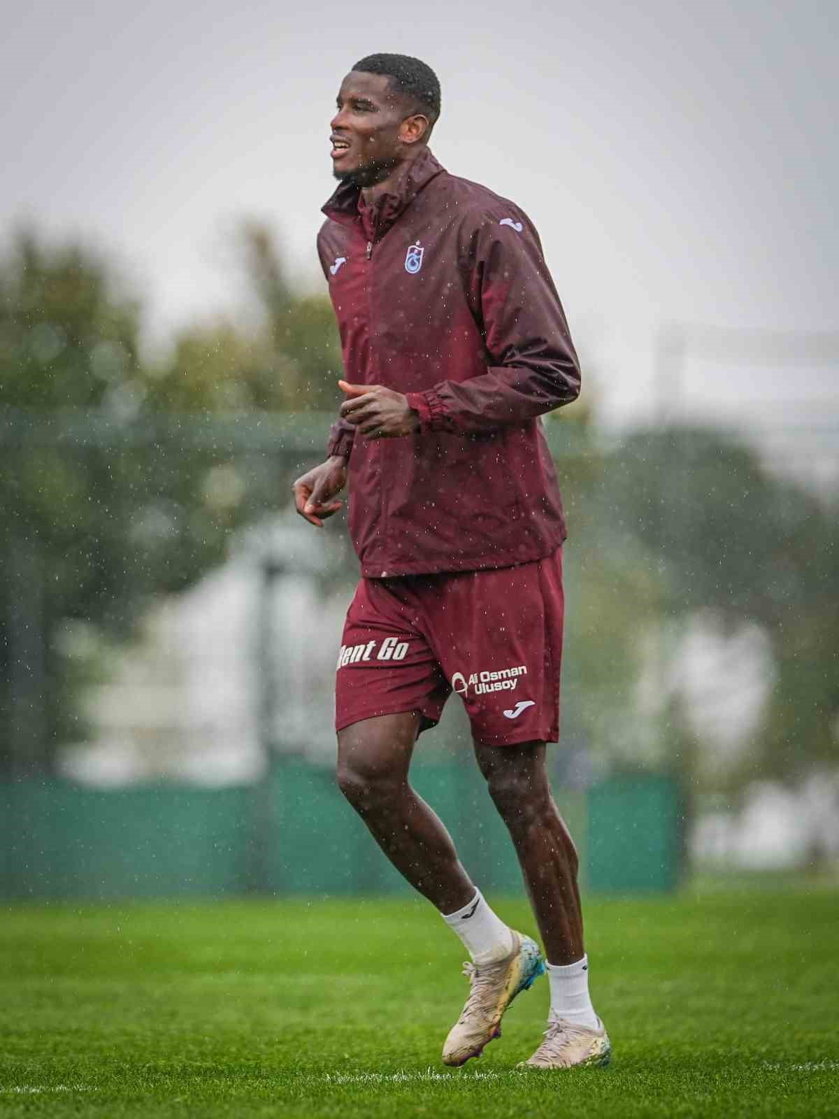 TRENDYOL SÜPER LİG’DE ZİRVE MÜCADELESİ VEREN TRABZONSPOR, NİJERYALI SANTRFOR PAUL ONUACHU’NUN...