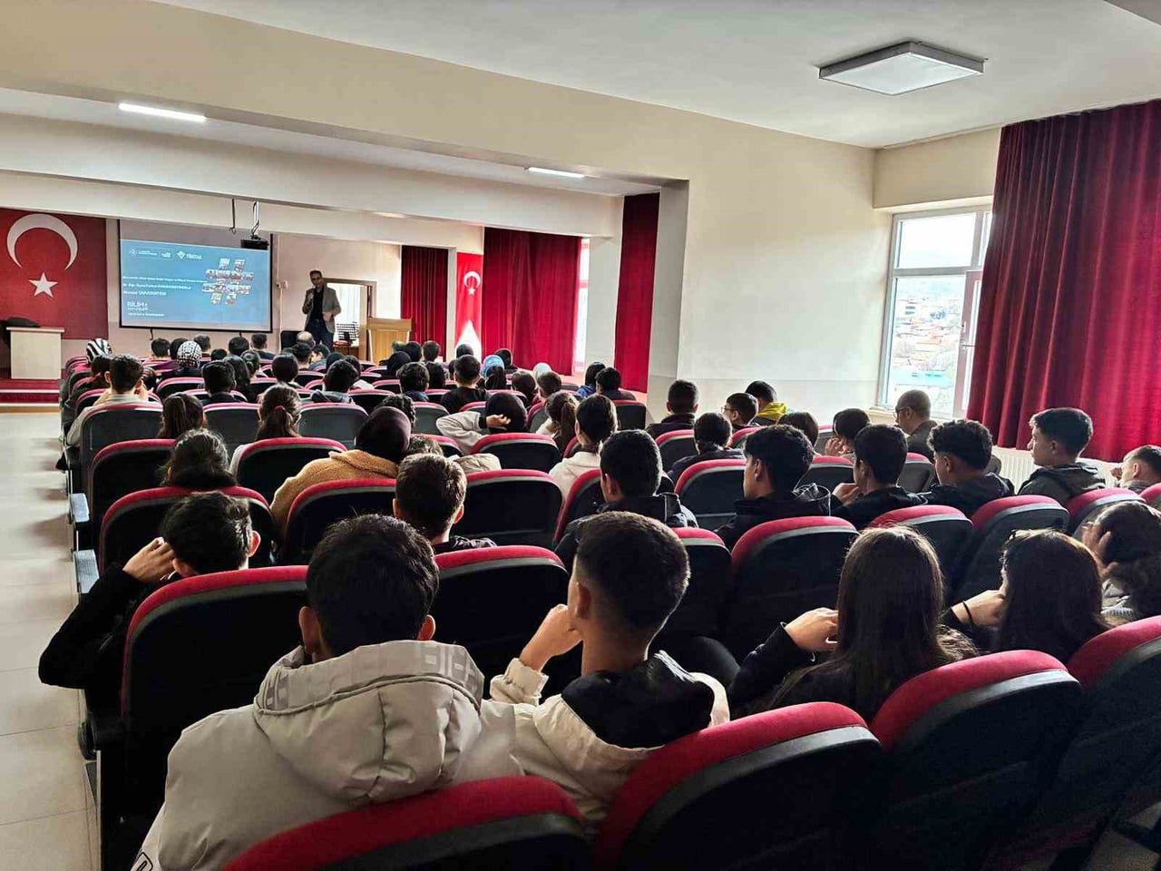 TUNCELİ'NİN ÇEMİŞGEZEK İLÇESİNDE, DİJİTAL ÇAĞIN DİKKAT ÇEKEN SORUNLARINDAN BİRİ OLAN "SİBERKONDRİ"...