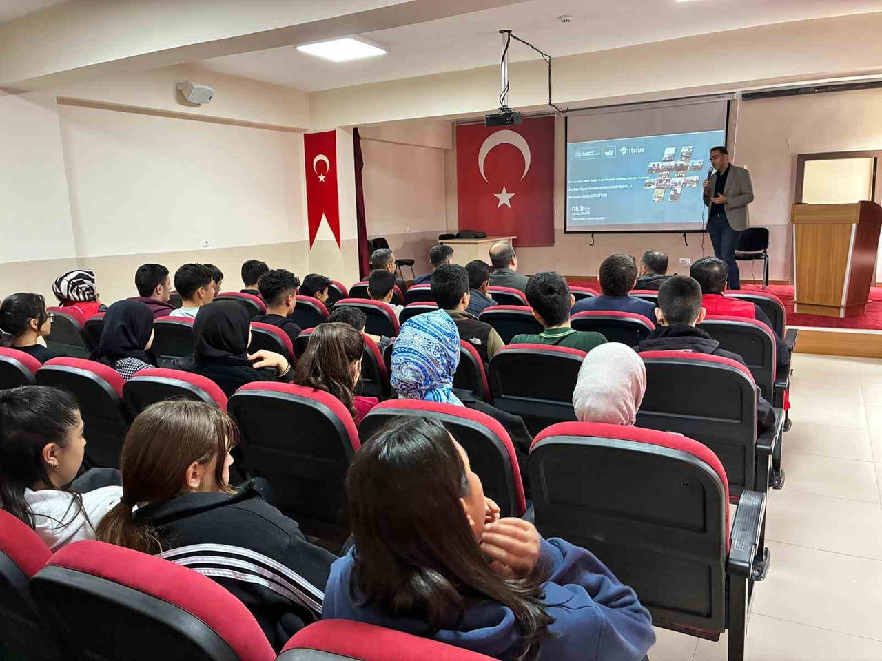 TUNCELİ'NİN ÇEMİŞGEZEK İLÇESİNDE, DİJİTAL ÇAĞIN DİKKAT ÇEKEN SORUNLARINDAN BİRİ OLAN "SİBERKONDRİ"...