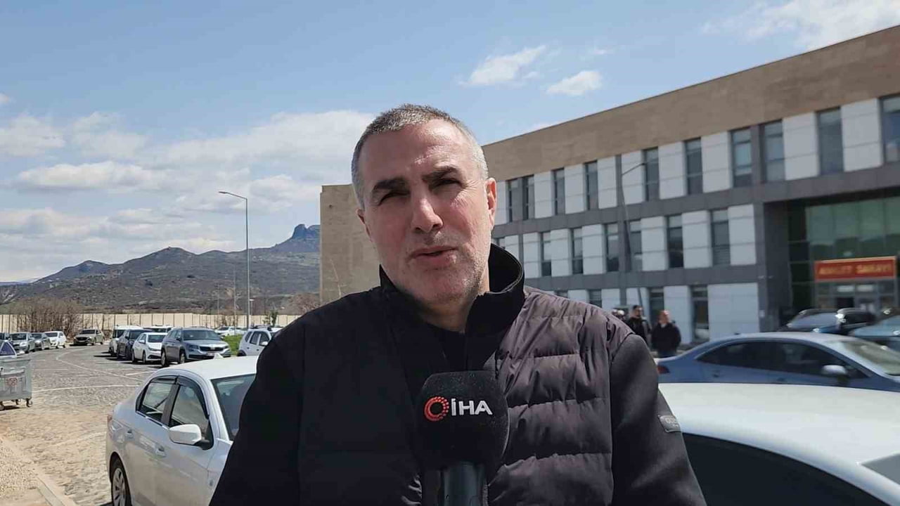 TUNCELİ ADLİYESİ ÖNÜNE GELEN DOKU AİLESİNİN AVUKATI ALİ ÇİMEN, "DOSYAMIZIN, GİRDİĞİMİZDE...