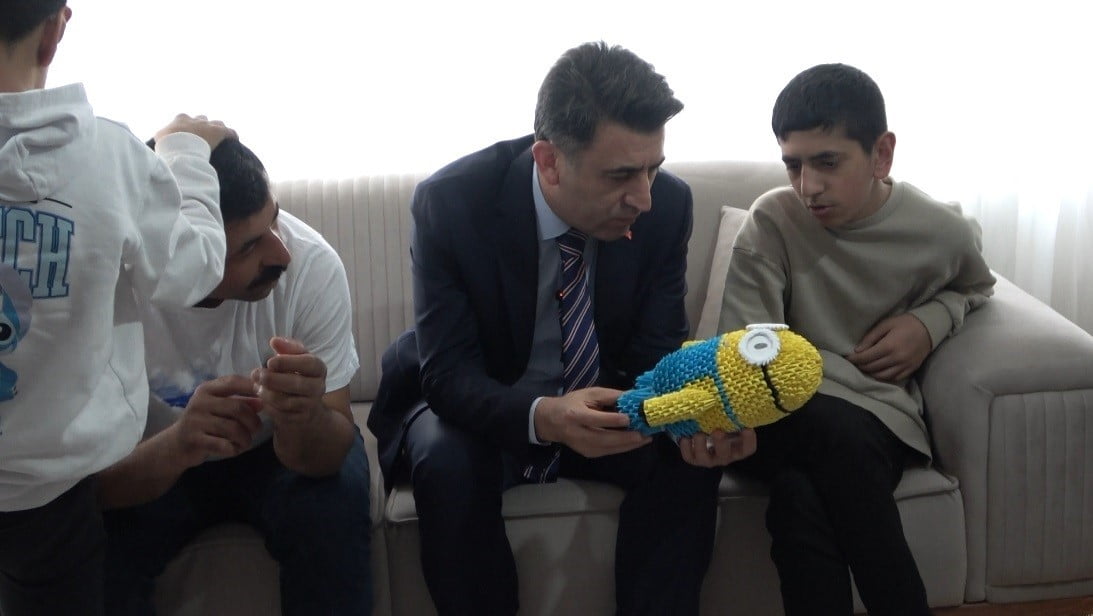 TUNCELİ’DE OTİZMLİ KATIRCI KARDEŞLERLE EVLERİNDE BİR ARAYA GELEN VALİ ŞEFİK AYGÖL, İSTİKLAL...