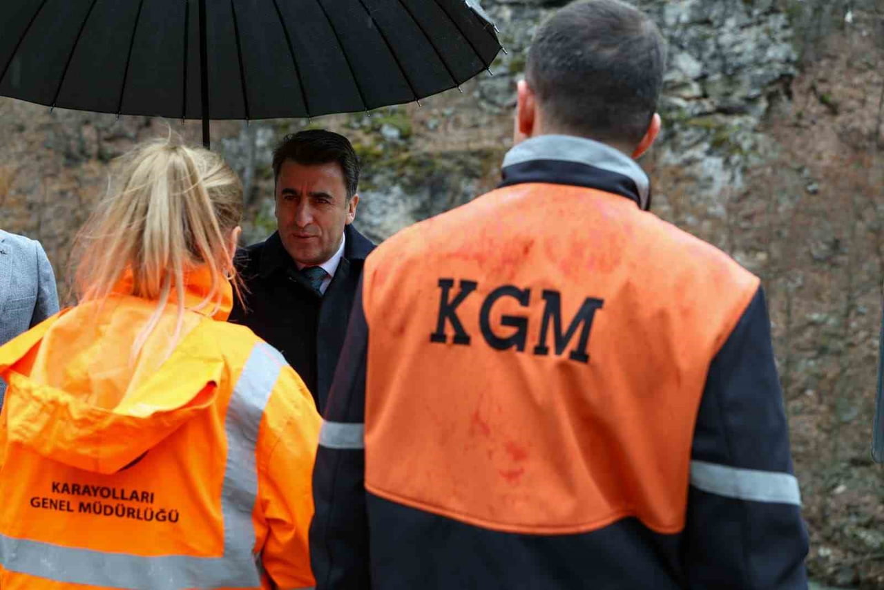 TUNCELİ-OVACIK YOLUNDA GÖRÜŞÜ KISITLAYAN VİRAJLARDA KONTROLLÜ PATLATMA ÇALIŞMALARI...