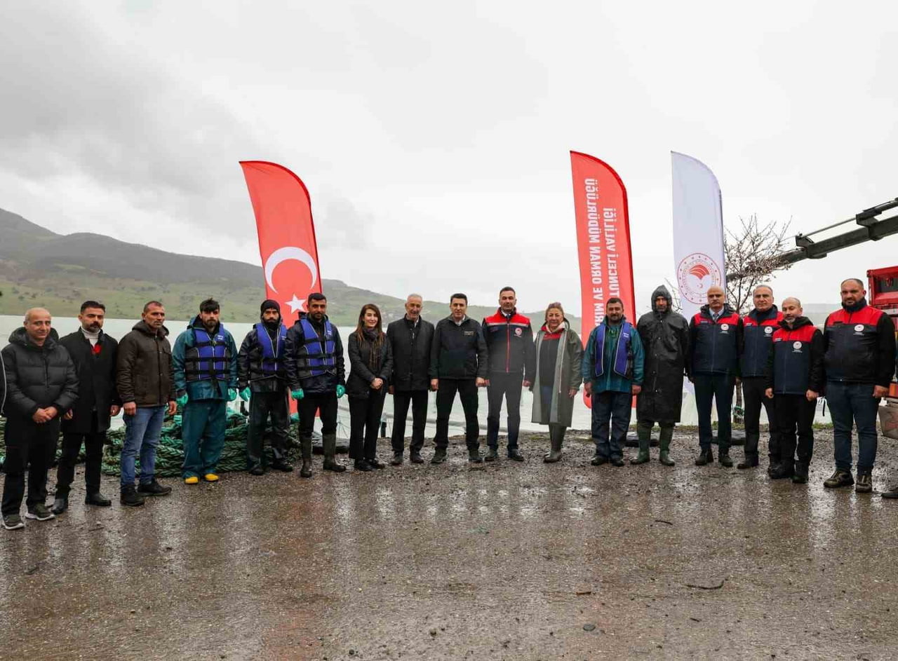 TUNCELİ UZUNÇAYIR BARAJ GÖLÜ’NDE İLK DEFA KAFES BALIKÇILIĞINA GEÇİLDİ VE 1,5 MİLYON YAVRU ALABALIK...