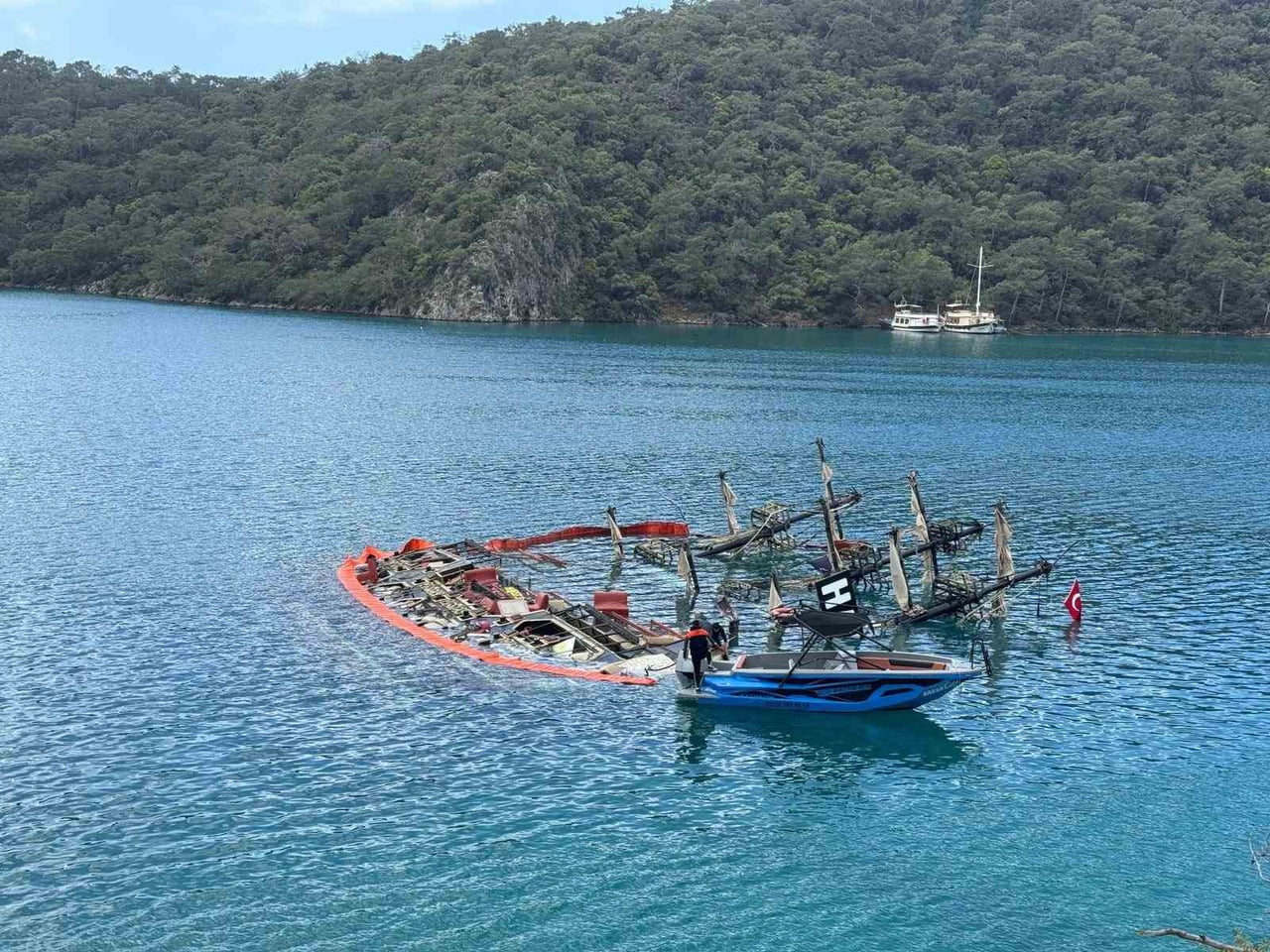 TUR TEKNESİ SULARA GÖMÜLDÜ, BİR KİŞİ HAYATINI KAYBETTİ