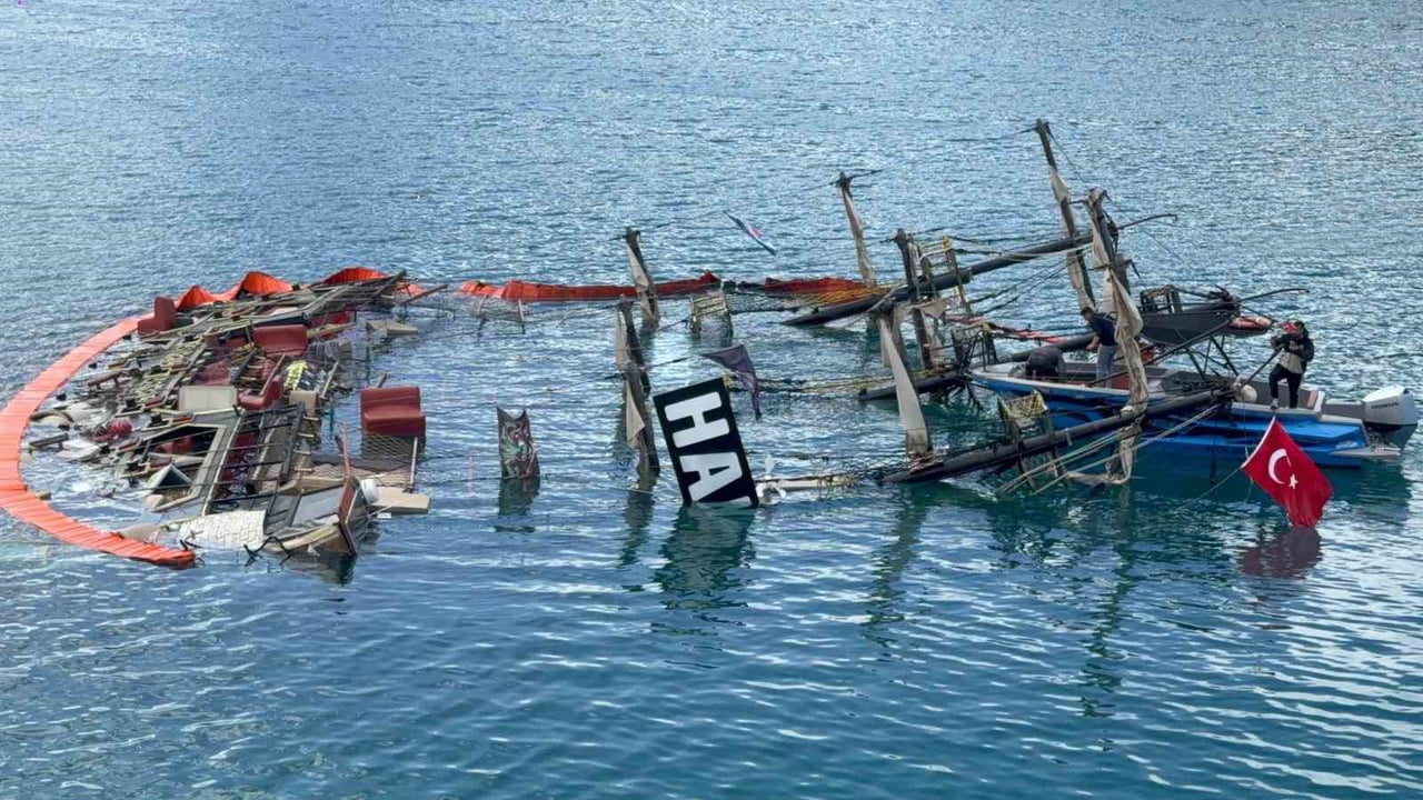 TUR TEKNESİ SULARA GÖMÜLDÜ, BİR KİŞİ HAYATINI KAYBETTİ