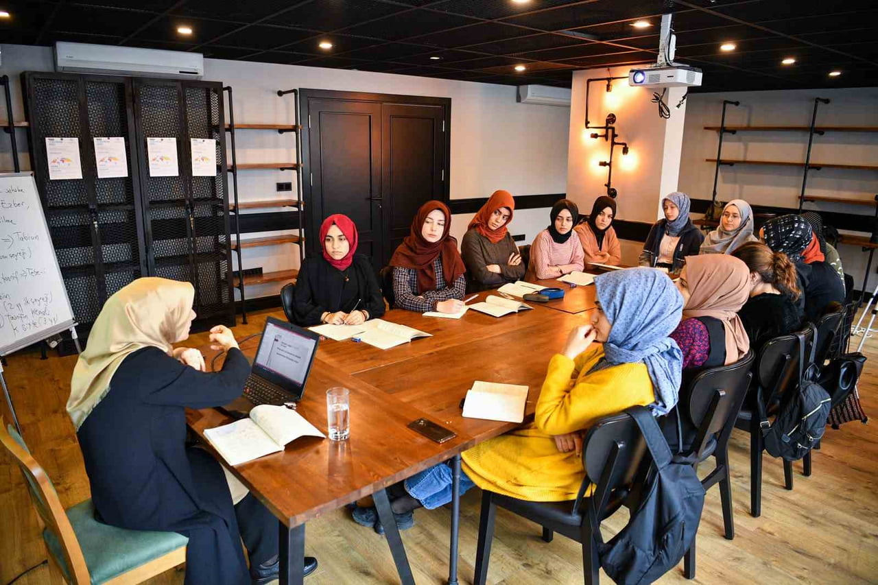 TÜRGEV, BOSNA’DAN SURİYE’YE VE GAZZE’YE UZANAN 30 YILLIK SÜREÇTE SAVAŞ MAĞDURU GENÇ KIZLARA...