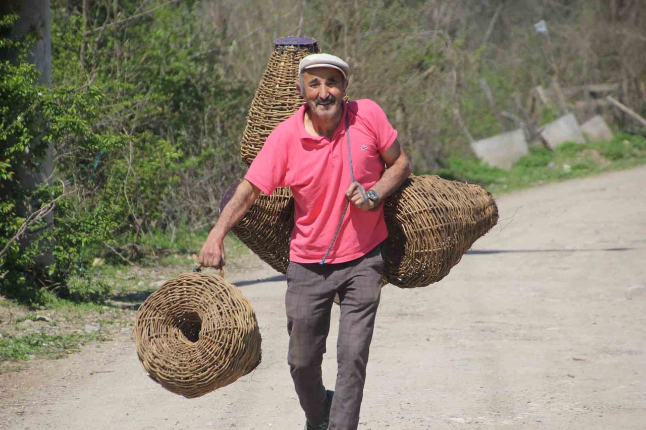 TURGUT ÖZCAN'IN SEPETLERİ SIRTINDA TAŞIMASI