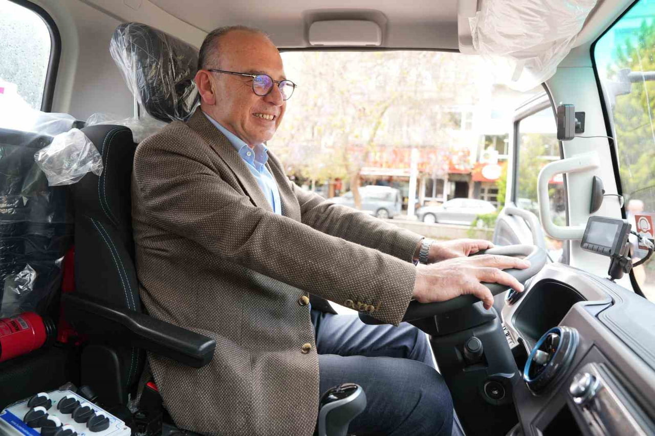 TURGUTLU BELEDİYE BAŞKANI ÇETİN AKIN, TÜRKİYE BELEDİYELER BİRLİĞİ (TBB) TARAFINDAN HİBE EDİLEN...