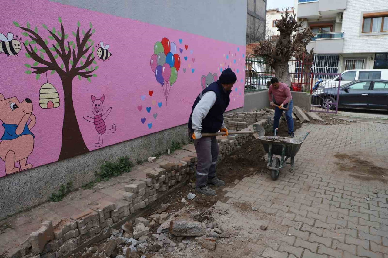 TURGUTLU BELEDİYESİ FEN İŞLERİ MÜDÜRLÜĞÜ EKİPLERİ MERKEZ VE KIRSAL MAHALLELERDE EŞ ZAMANLI OLARAK...